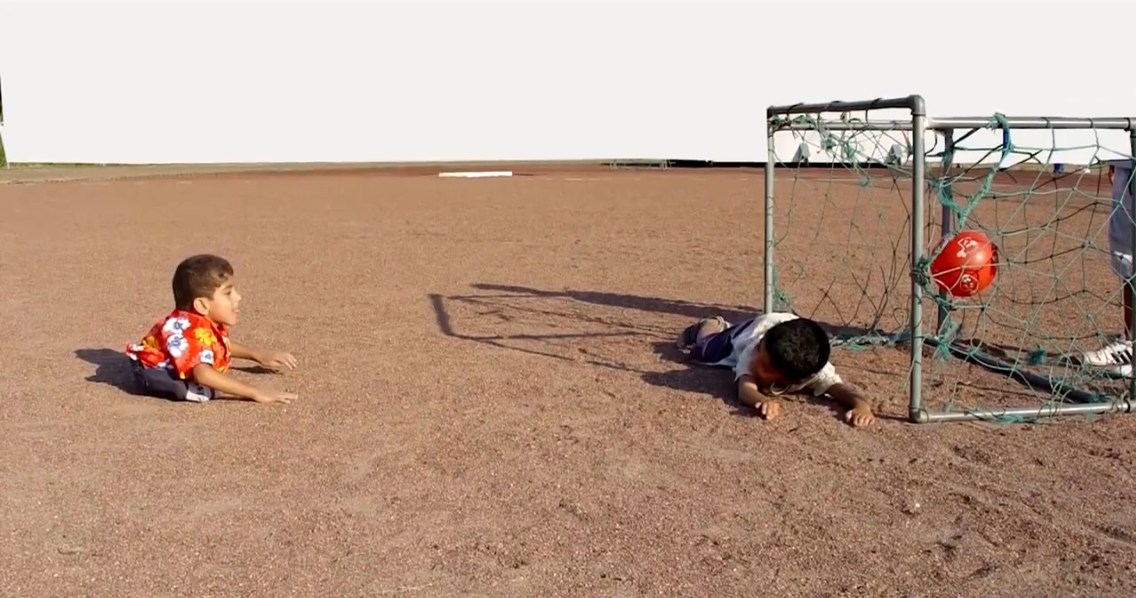 半身少年加尼姆·阿尔·穆夫塔在世界杯开幕式上