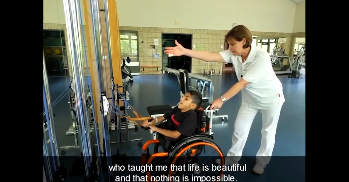 半身少年加尼姆·阿尔·穆夫塔在世界杯开幕式上