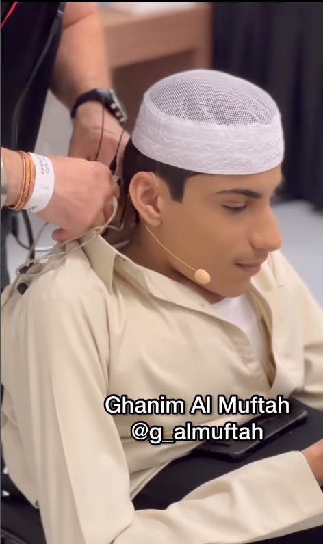 半身少年加尼姆·阿尔·穆夫塔在世界杯开幕式上