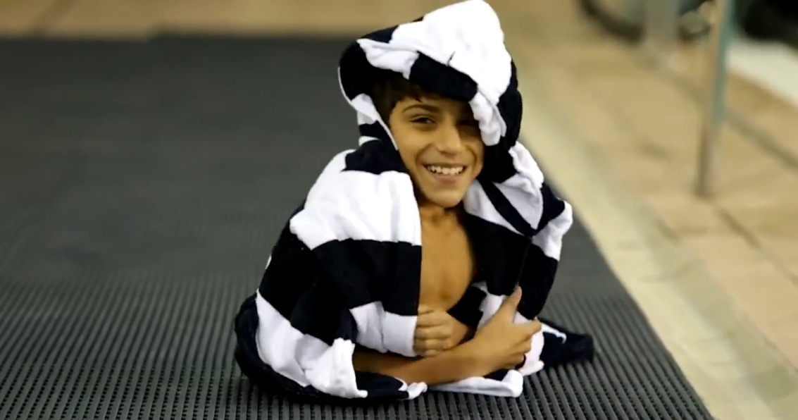 半身少年加尼姆·阿尔·穆夫塔在世界杯开幕式上