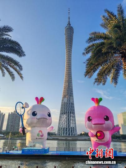 广州珠江畔两座十五米吉祥物装置点亮夜空，喜