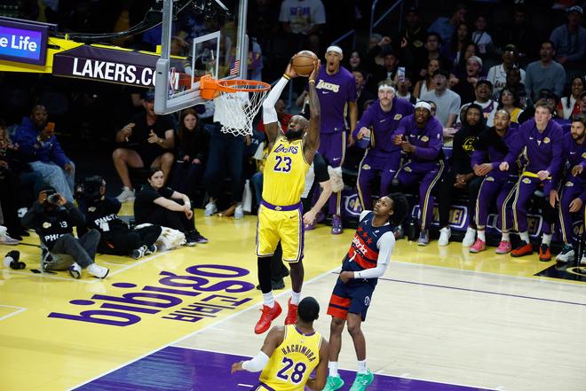 湖人队詹姆斯三双引领球队大胜奇才，豪取三连