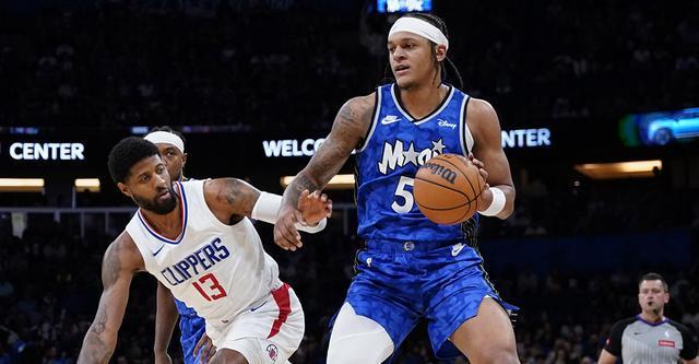 费城76人队主场迎战魔术队争夺季后赛席位